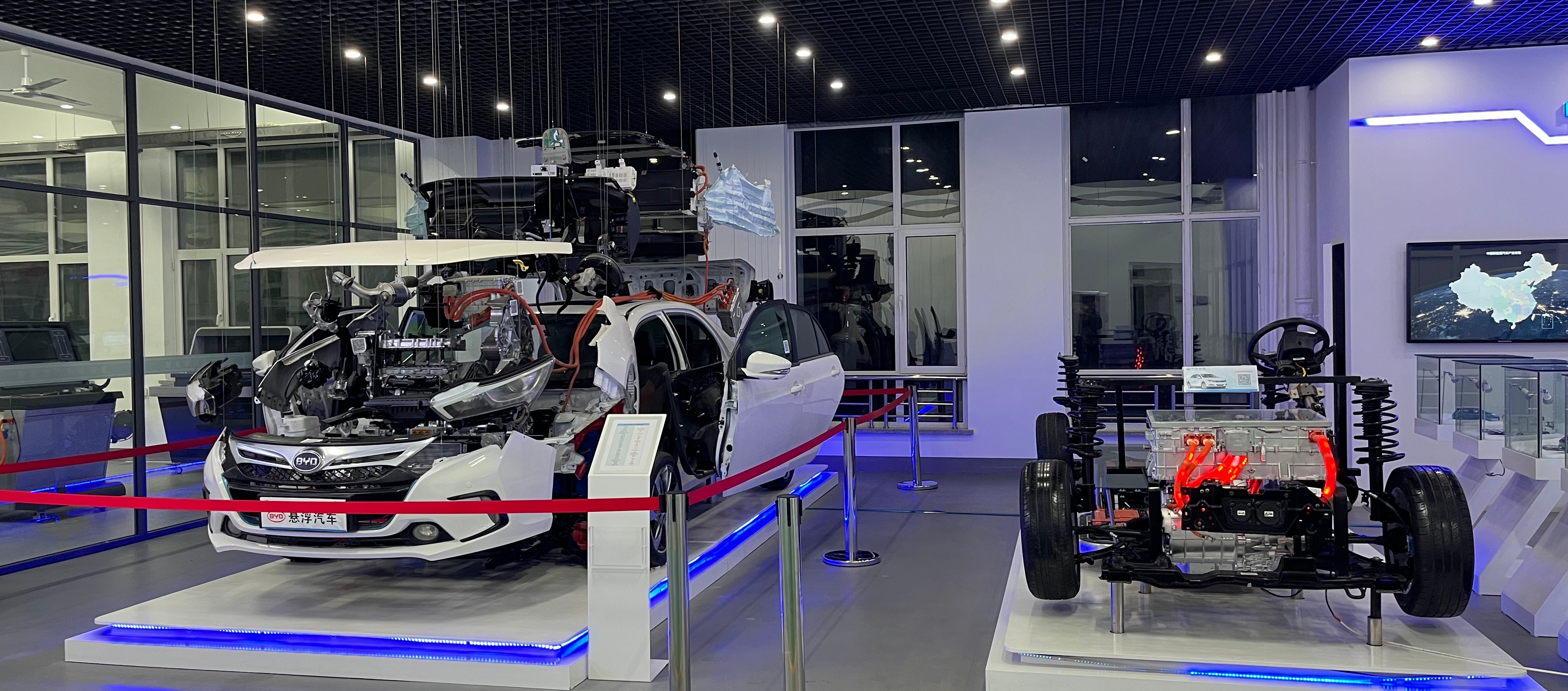 悬浮汽车(混动)、汽车底盘(纯电)展示系统